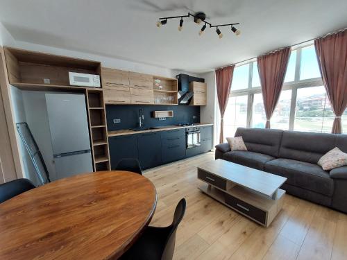 ein Wohnzimmer mit einem Tisch und einem Sofa in der Unterkunft Guest House Sandra in Tisno