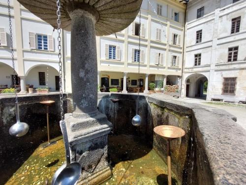 a courtyard with a fountain in a building at Locanda del Santuario in Campiglia Cervo