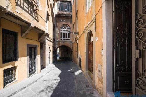 un vicolo in un vicolo tra due edifici di Rossini Apartment With private Entrance a Firenze