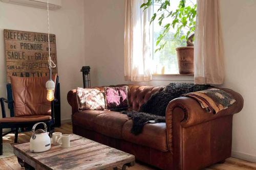 Ruang duduk di The Old Soap House - stylish and close to beach