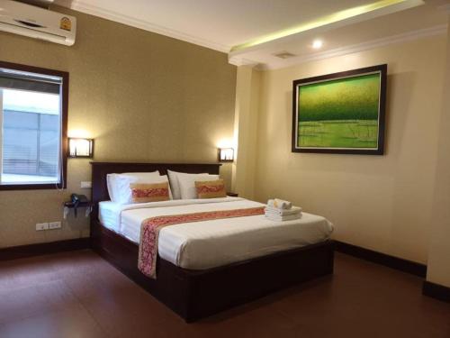 een slaapkamer met een groot bed in een hotelkamer bij Seasons Riverside Hotel in Vientiane