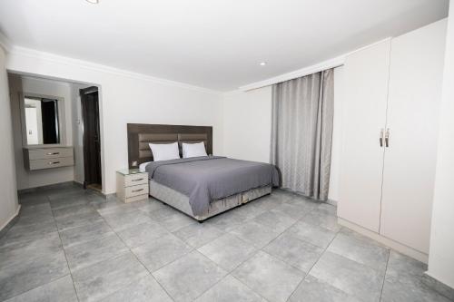 Ένα ή περισσότερα κρεβάτια σε δωμάτιο στο Salmiya Grand Hotel