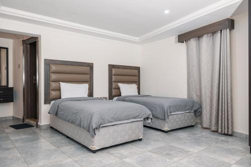 Ένα ή περισσότερα κρεβάτια σε δωμάτιο στο Salmiya Grand Hotel