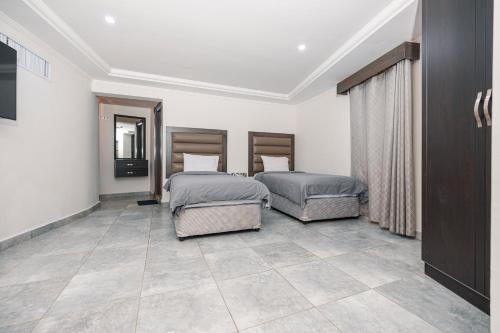 Ένα ή περισσότερα κρεβάτια σε δωμάτιο στο Salmiya Grand Hotel