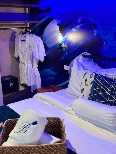 a bedroom with two beds with white sheets and pillows at CLOCKWORKORANGE Luxury Suites 4-Minutes Away To Airport in Mactan