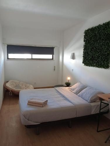 1 dormitorio con 1 cama grande en una habitación en Costa by the Beach, en Costa da Caparica