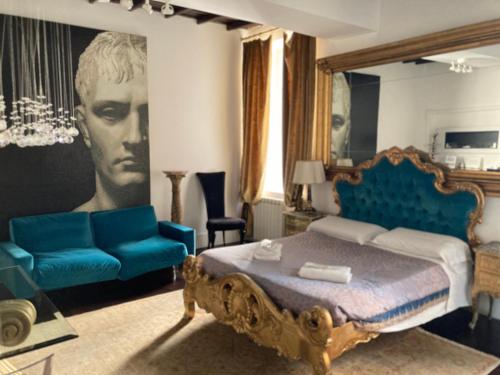 1 dormitorio con cama extragrande y sofá en D.R.Rome Spanish Luxury Suites en Roma
