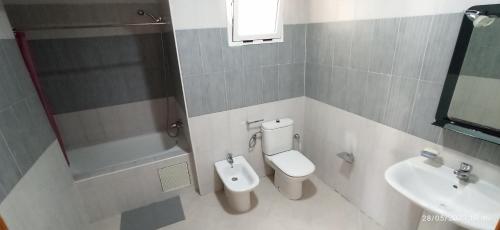 La salle de bains est pourvue de toilettes et d'un lavabo. dans l'établissement Appartement de vacances piscine et plage de Cabo Negro, à Cabo Negro