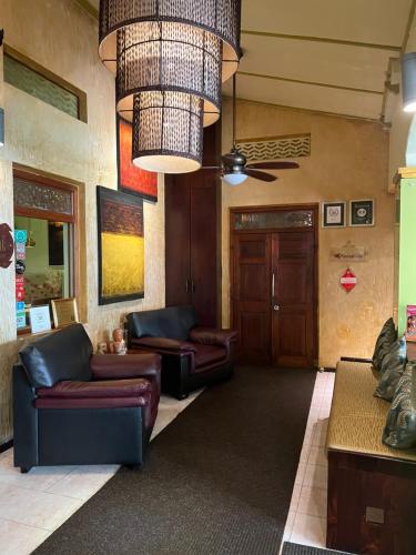 فندق سالا البوتيكي في مدينة ماليه: غرفة معيشة بها كنب وسقف