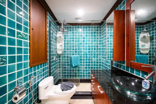łazienka z toaletą i umywalką w obiekcie Patongtower Duplex Seaview4BR2901 w Patong Beach