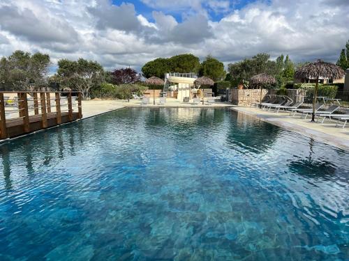 une grande piscine avec de l'eau bleue dans l'établissement Camping International d'Aups, à Aups