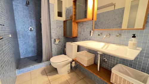 a bathroom with a toilet and a sink at El Trampolí By El Conserje in Denia