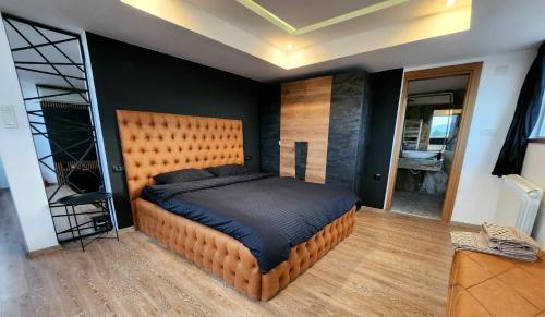 um quarto com uma cama grande num quarto em ELISA Rooftop Luxury Apartments em Skopje