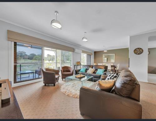 Χώρος καθιστικού στο Golf Views Apartment