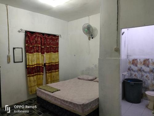 Tempat tidur dalam kamar di cheapest bungalows