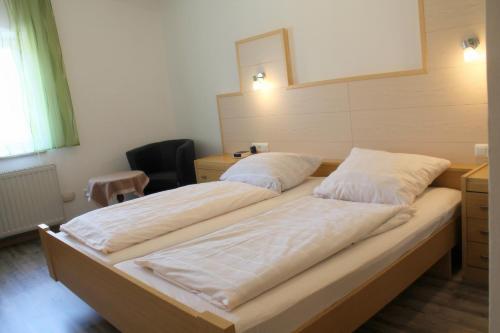 Postel nebo postele na pokoji v ubytování Gasthaus zur Linde