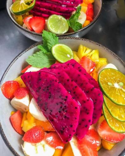 een bord groenten en fruit op een tafel bij Eko Villa Seminyak - Tropical Villa, Walk to Beach in Seminyak