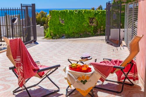 2 sillas y una mesa con un bol de fruta en !!! 10 MIN DALLA SPIAGGIA !!! - Giorgia Guest House, en Case San Marco