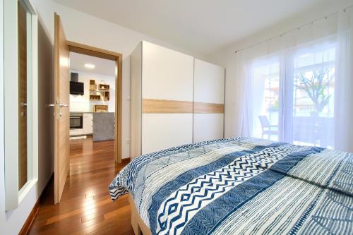 una camera da letto bianca con un letto e una cucina di Apartment NB a Šilo