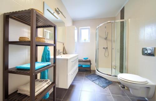 un bagno con doccia, WC e lavandino di Apartment NB a Šilo