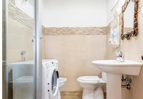 ein Badezimmer mit einem Waschbecken und einer Waschmaschine in der Unterkunft Villa Gorna in Trecastagni