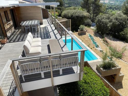 une terrasse avec des chaises et une piscine dans l'établissement La Bernardière du Ventoux 1, à Mollans-sur-Ouvèze