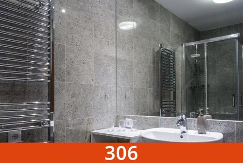 uma casa de banho com um lavatório e um espelho em SISI Pension em Púchov
