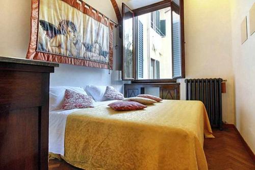 フィレンツェにあるTwo Bedrooms Apartment Near The Duomo Firenzeのベッドルーム1室(枕2つ付)