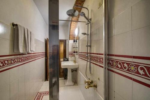 A bathroom at Two Bedrooms Apartment Near The Duomo Firenze