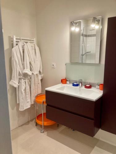 une salle de bain avec un lavabo et un miroir dans l'établissement La Veillonnais, à Angrie