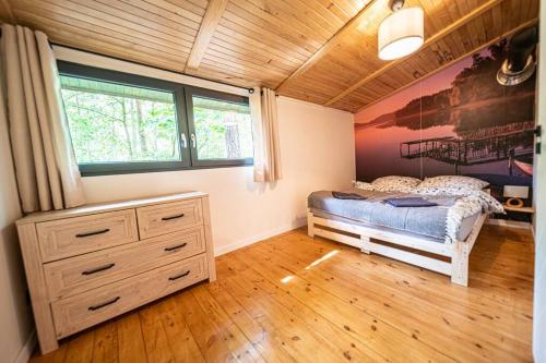 1 dormitorio con cama y ventana. en Zacisze Narwi en Kikoły