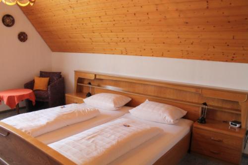 Ein Bett oder Betten in einem Zimmer der Unterkunft Gasthaus zur Linde