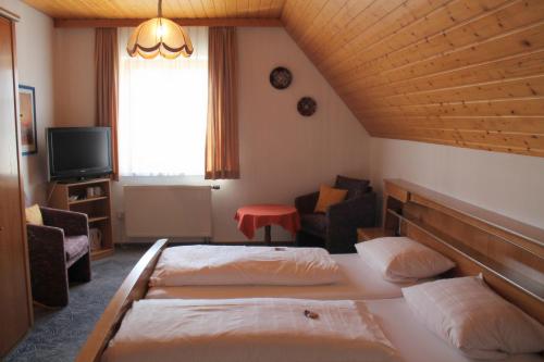 Postel nebo postele na pokoji v ubytování Gasthaus zur Linde