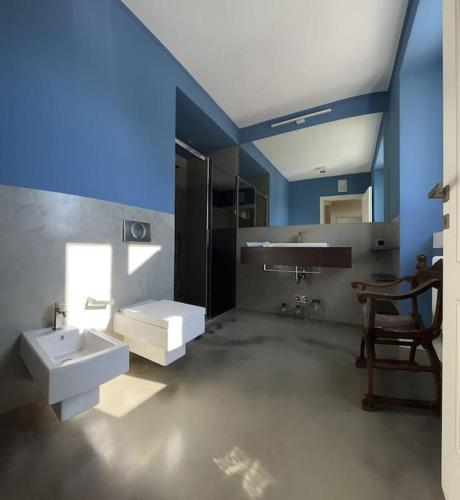 a large bathroom with a sink and a toilet at Villa Anna Onno Lake Como in Onno