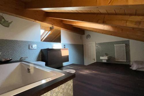eine Küche mit einer großen weißen Badewanne in einem Zimmer in der Unterkunft Villa Anna Onno Lake Como in Onno