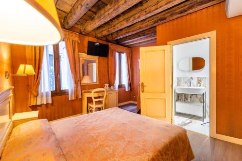 a bedroom with orange walls and a bed in a room at Lanterna Di Marco Polo in Venice