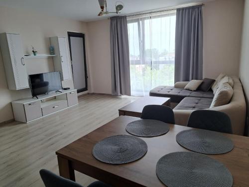 ein Wohnzimmer mit Sofa und Tisch in der Unterkunft Апартамент Deluxe 6 in Sweti Konstantin