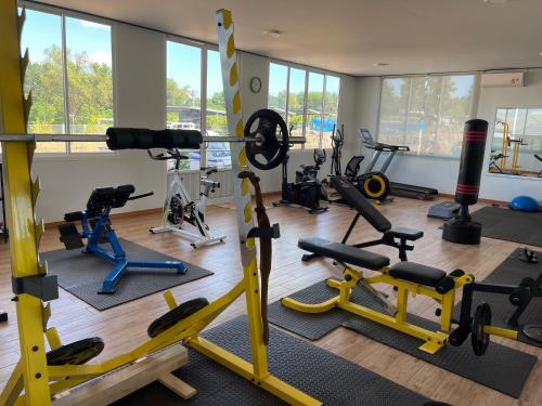 un gimnasio con cintas de correr y equipos de ejercicio en una habitación en BKL Happy World 