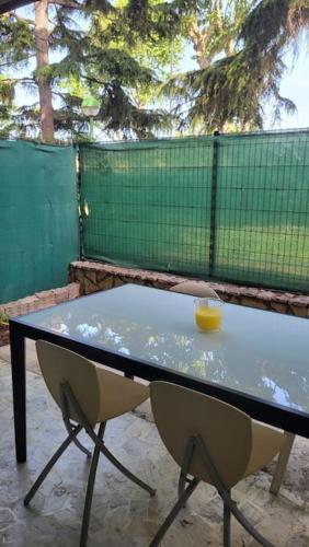 einen Tisch mit einer Tasse darüber in der Unterkunft Cagnes/Mer Hippodrome - Terrasse 20m² proche mer in Cagnes-sur-Mer