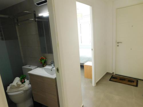 a bathroom with a toilet and a sink at GMID IMMO Apartamento Oasis in Roses