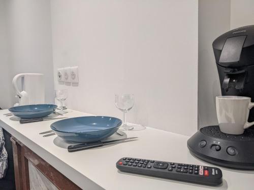 - un comptoir de cuisine avec 2 bols et une cafetière dans l'établissement Le Petit Nautin centre ville Saint-Etienne, à Saint-Étienne