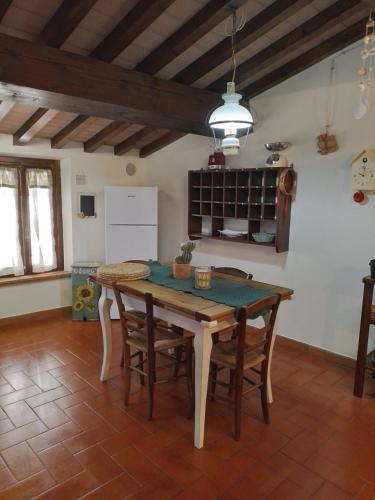 - une cuisine avec une table et des chaises dans la chambre dans l'établissement Il Sole alla Terra, à Terricciola