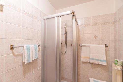 卡納澤伊的住宿－Albergo Canazei，浴室设有淋浴间和毛巾