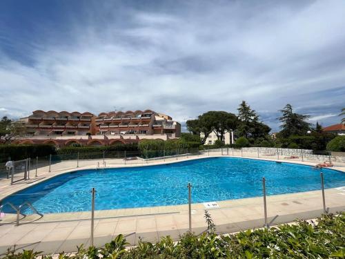 une grande piscine devant un immeuble dans l'établissement Appartement 4 personnes Antibes Mer, Piscine, Parking, Tennis, Wifi, à Antibes