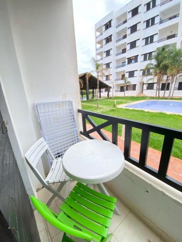 Ein Balkon oder eine Terrasse in der Unterkunft Apartment complex with swimming pool