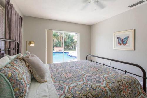 Postel nebo postele na pokoji v ubytování Casa Del Sol-Huge 3br! Beaches Pool and Hot Tub!