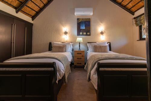 Kruger Park Lodge Unit No. 209にあるベッド