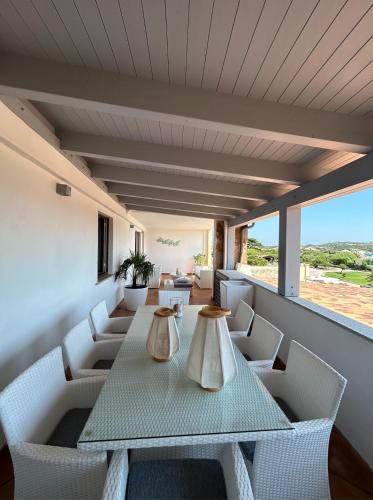 une salle à manger avec une table et des chaises dans l'établissement CAMARU CANTU, à Bonifacio