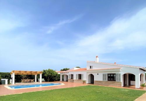 Villa con piscina muy cerca del mar