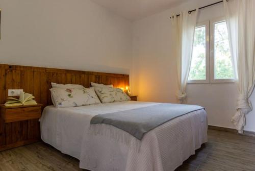 Katil atau katil-katil dalam bilik di House with swimming pool and amazing sea and mountain views in Montgó, Denia